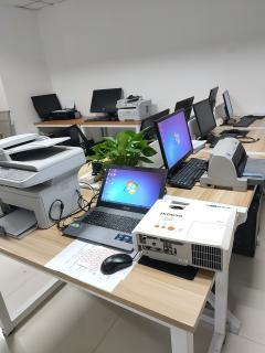 辦公室不干了！九成新辦公設(shè)備轉(zhuǎn)讓，電腦打印機(jī)投影儀一應(yīng)俱全，售后無(wú)憂